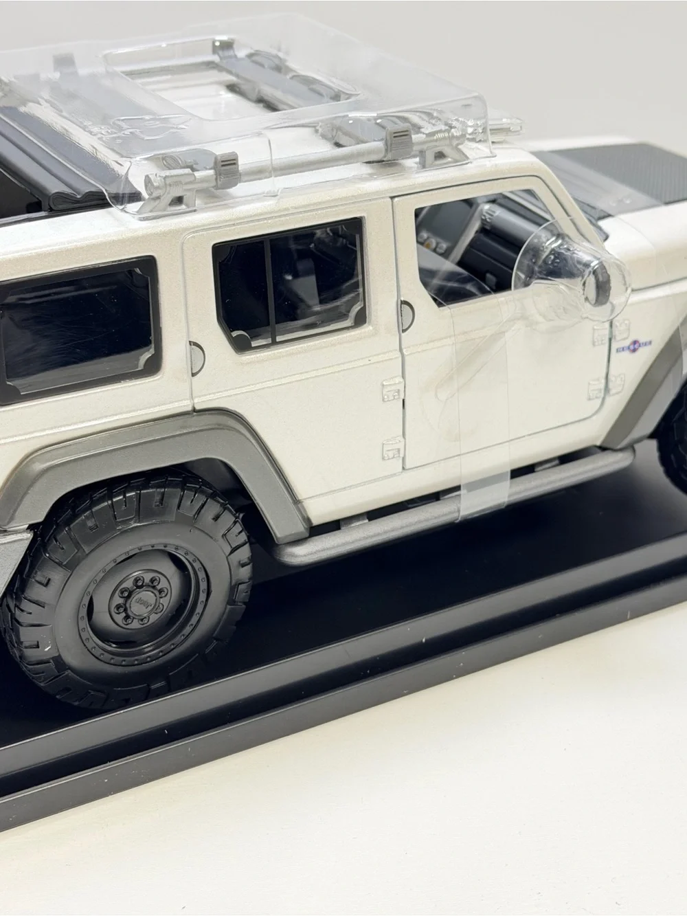 Maisto White Jeep Rescue Concept Die-Cast Toy Vehicle